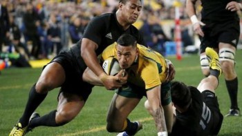 Israel Folau (C) of Australia's Wallabies is tackled by Julian Savea (L) and Ben Smith of New Zealand's All Blacks during their Bledisloe Cup rugby match in Sydney August 8, 2015. REUTERS/David Gray