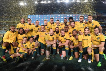 epa04877122 Australian players pose for a photograph after winning the Rugby Championship match between Australia and New Zealand at ANZ Stadium in Sydney, Australia, 08 August 2015. EPA/DAVE HUNT AUSTRALIA AND NEW ZEALAND OUT