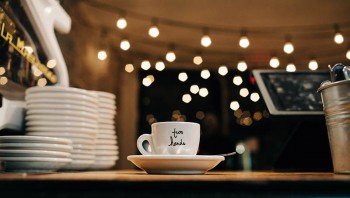 two-hands-nyc-coffee-shop-new-york-australian-cafe-lower-east-side-interior-art-fairy-lights