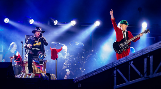 AC/DC の Rock Or Bust Tour で W. Axl Rose（アクセル・ローズ）によって封印が解かれた曲