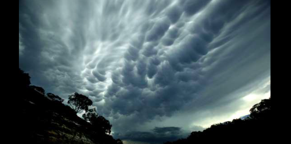 オーストラリア ライフスタイル＆ビジネス研究所：自然の驚異！信じがたいほど奇妙な雲の形20選（乳房雲）