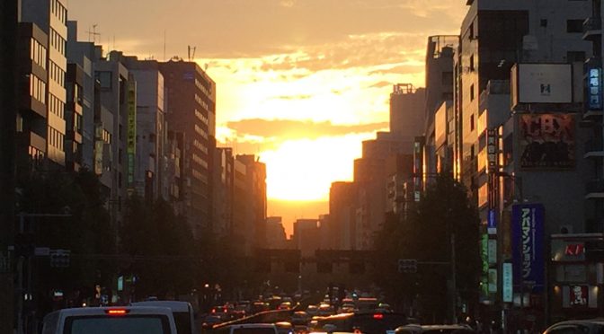 見上げれれば、いつも雲。（都会での立ち止まり撮選）