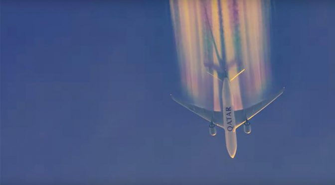 オーストラリア ライフスタイル＆ビジネス研究所：ブリスベンの写真家マイケル・マーストン、虹色の飛行機雲を撮影