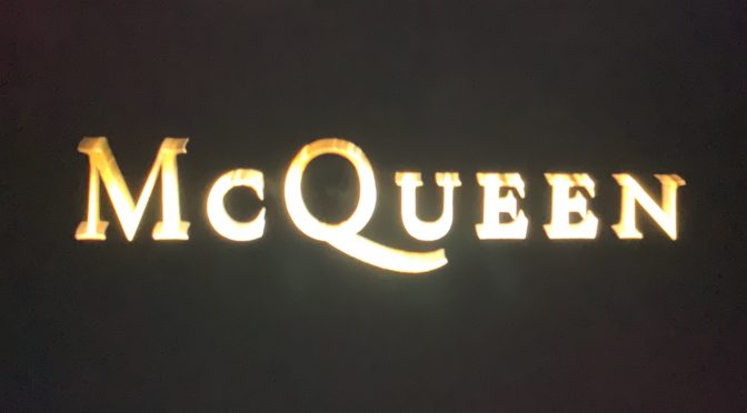 Alexander McQueen：アレキサンダー・マックイーンが40年の生涯で駆け抜け対峙した光と影 – 映画『マックイーン：モードの反逆児』鑑賞記