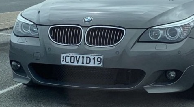 オーストラリア ライフスタイル＆ビジネス研究所：アデレード空港職員駐車場にナンバープレート「COVID19」の車