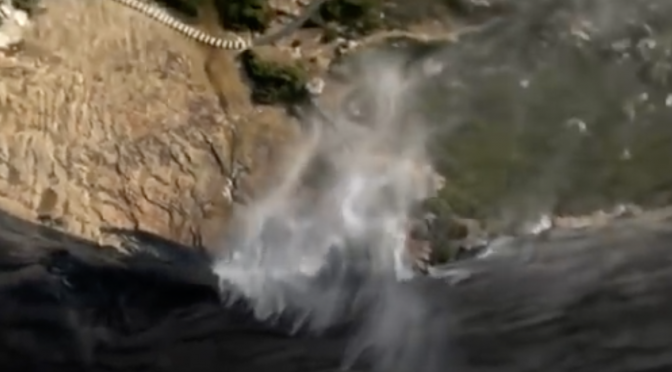 オーストラリア ライフスタイル＆ビジネス研究所：上へ上へと「逆流する滝」、ロイヤル国立公園で撮影