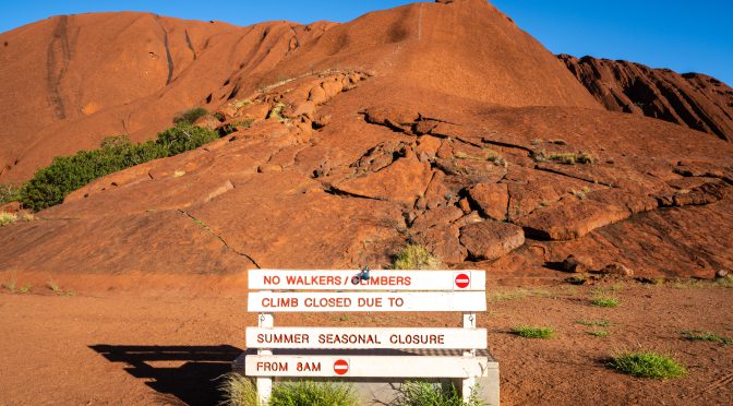 オーストラリア ライフスタイル＆ビジネス研究所：ウルルへ違法登頂者に有罪判決